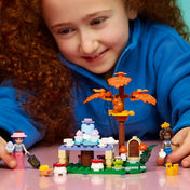 Gyermek a LEGO Friends Erdei teázás készlettel játszik, miközben Aliya és Paisley egy varázslatos erdei teadélutánt rendeznek.