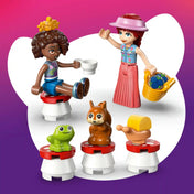 LEGO Friends Aliya és Paisley figurák teázós kiegészítőkkel, békával, mókussal és csigával az erdei jelenetben.