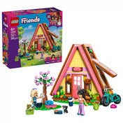 LEGO Friends Glamping kabin 42682 dobozképe az elkészült alpesi házikóval, Novával, Liann-nel és Shadow cicával.