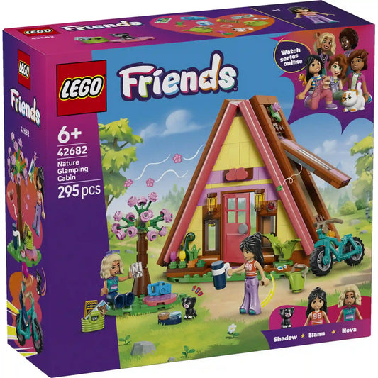 LEGO Friends Glamping kabin 42682 készlet dobozképe alpesi stílusú házikóval, Nova és Liann figurákkal, valamint Shadow cicával.