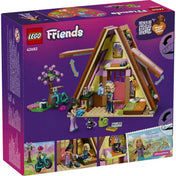 A LEGO Friends Glamping kabin készlet hátoldala, amely a nyitható kabinbelsőt, a konyhát, az ágyakat és a játékfunkciókat mutatja be.