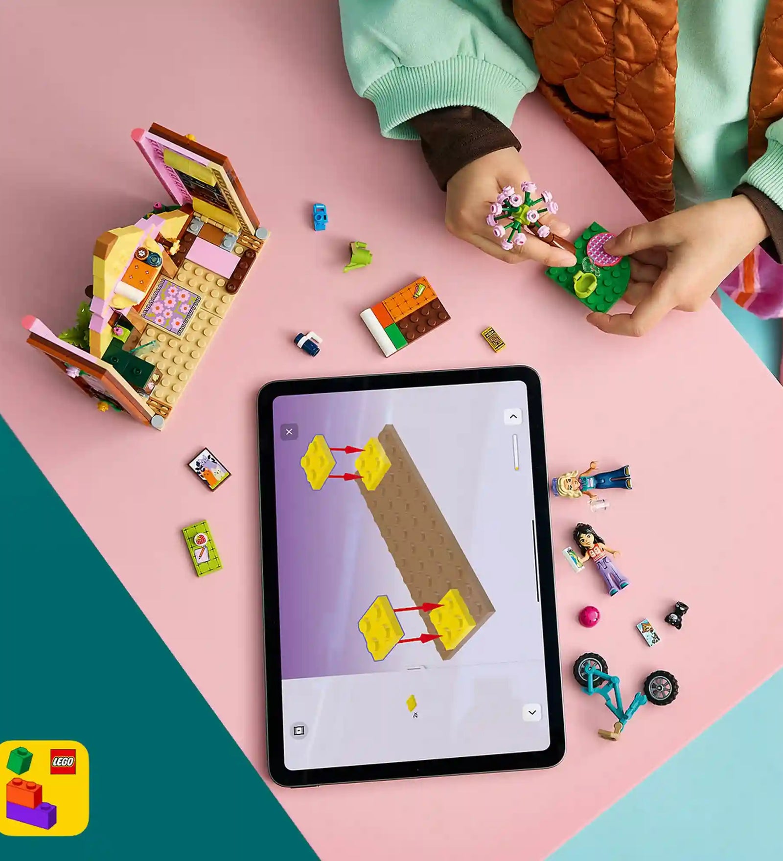 Gyermek a LEGO Builder alkalmazás 3D építési útmutatóját követi a LEGO Friends Glamping kabin 42682 készlet építése közben.
