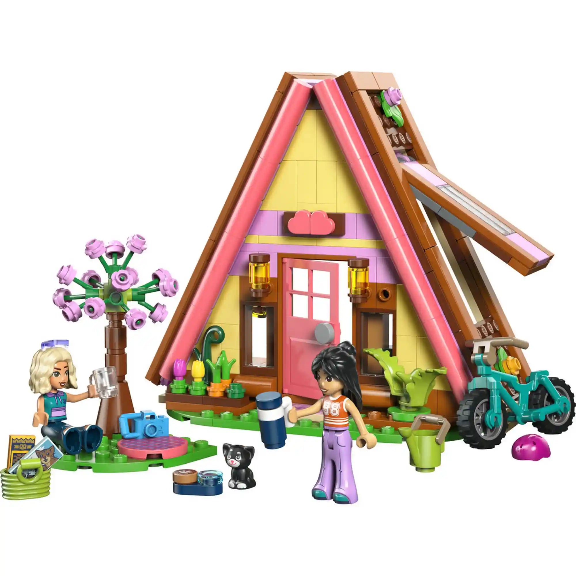 LEGO Friends Glamping kabin 42682 építőkészlet rózsaszín tetős alpesi házzal, kerékpárral, virágzó fával és két minibaba figurával.