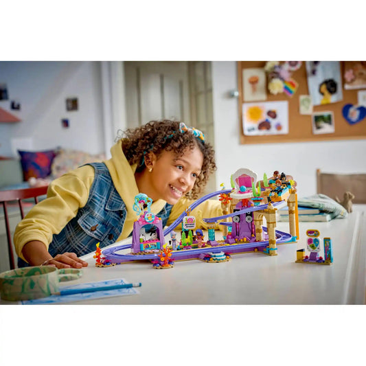 LEGO Friends: Hableányos hullámvasút 42703, 864 darabos készlet játék közben, ahol egy gyermek a színes víz alatti vidámparki hullámvasút modelljét nézi.
