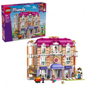 LEGO Friends Heartlake City Grand Hotel készlet doboza és a megépített szállodamodell együtt, bemutatva a részletgazdag épületet és a szereplőket.