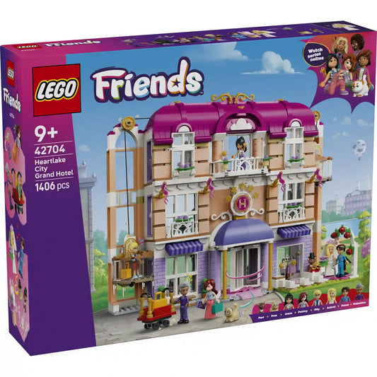 LEGO Friends Heartlake City Grand Hotel (42704) készlet dobozképe, amely a háromszintes luxusszállodát, a működő lifteket, a vendégeket és az esküvői helyszínt mutatja be.