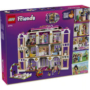 A LEGO Friends Heartlake City Grand Hotel hátoldali dobozképe, amely a szálloda belső tereit, hálószobáit, fürdőszobáját, rendezvénytermét és interaktív funkcióit mutatja be.
