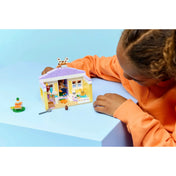 Gyermek LEGO Friends nyuszipanzióval játszik, a készlet külső részével és nyuszi figurákkal