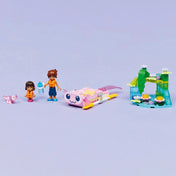 LEGO Friends Kalandok az axolotlhajón (42681) teljes készlet fehér háttéren, figurákkal, axolotl hajóval és élőhely elemmel