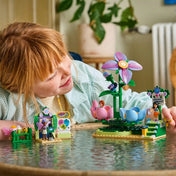 LEGO Friends: Körhinta virágokkal és tündérekkel 42702, 321 darabos készlet játék közben, virág alakú ülőkékkel, tündérfigurákkal és forgatható mechanikával.
