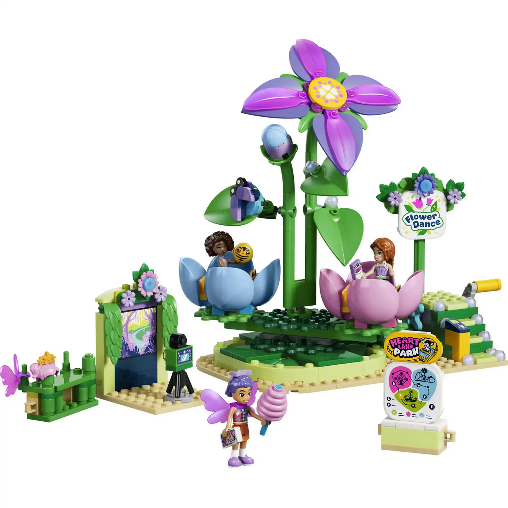 LEGO Friends: Körhinta virágokkal és tündérekkel 42702, 321 darabos készlet teljes modellje fehér háttéren, forgó virágkörhintával, fotósarokkal és három LEGO Friends karakterrel.