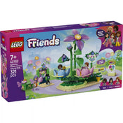 LEGO Friends: Körhinta virágokkal és tündérekkel 42702, 321 darabos készlet dobozképe a virágos körhintával, tündérfigurákkal és Heartlake City vidámparki témájú jelenettel.