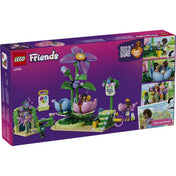 LEGO Friends: Körhinta virágokkal és tündérekkel 42702, 321 darabos készlet dobozképe a virágos körhintával, tündérfigurákkal és Heartlake City vidámparki témájú jelenettel.