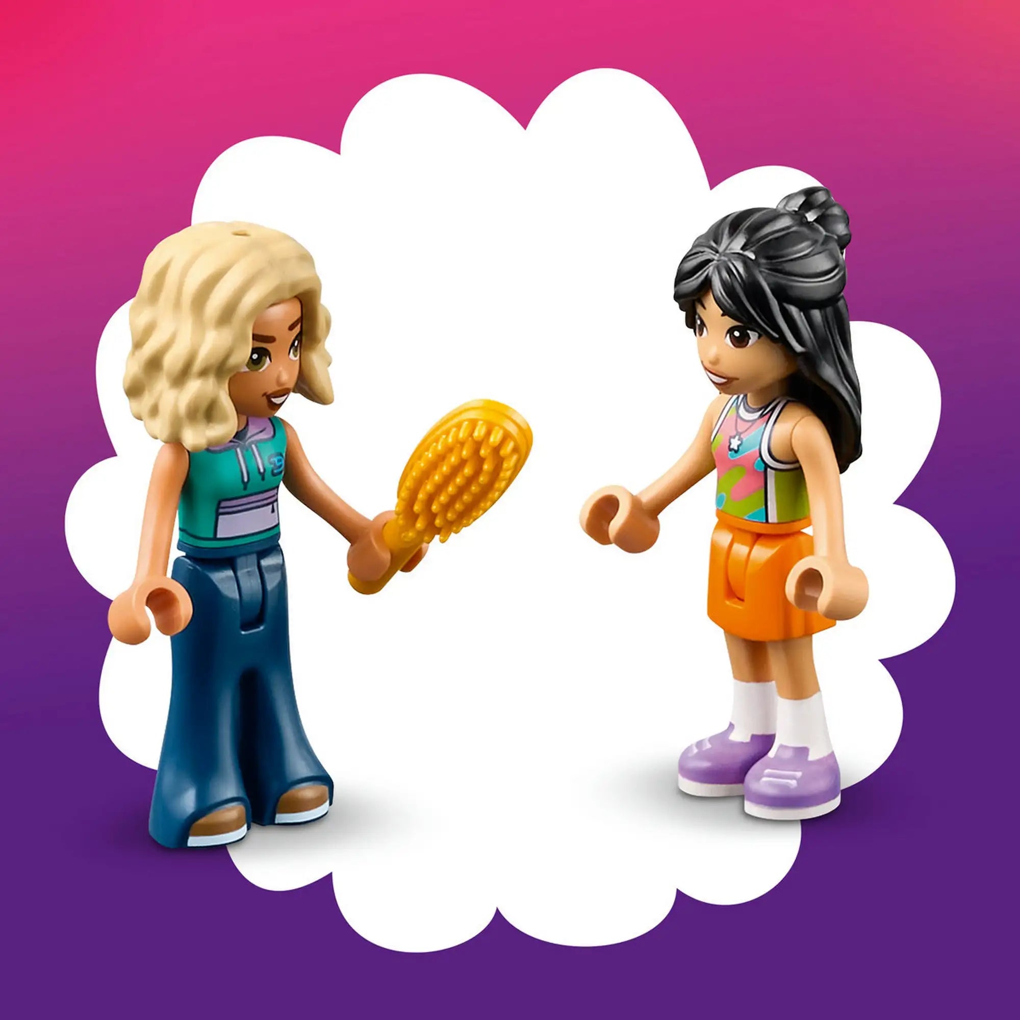 LEGO Friends Liann és Nova minibaba figurák a Kreatív, bőröndalakú babaház készletből, hajkefével és szerepjáték-kiegészítőkkel.