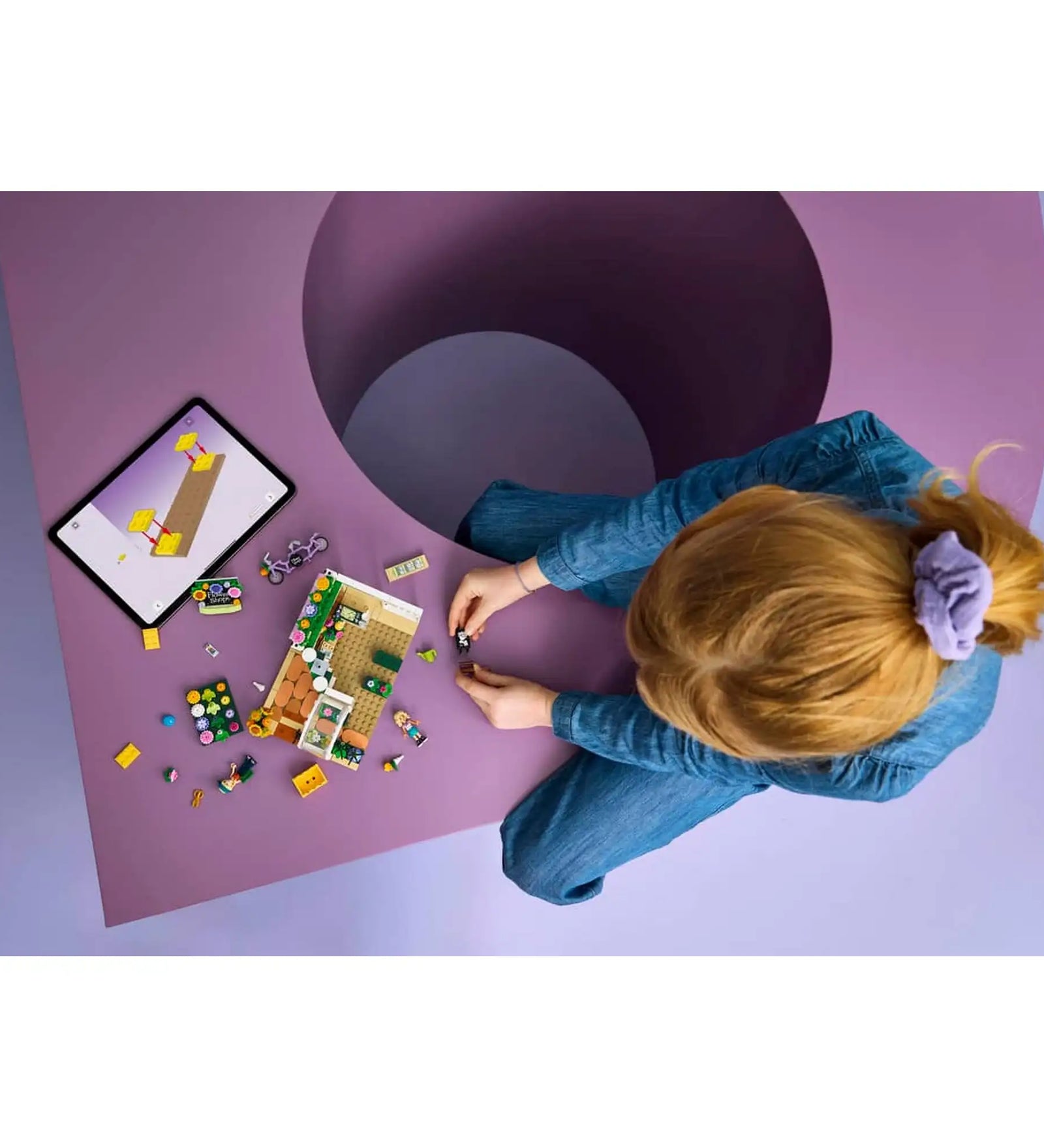 Felülnézeti kép a LEGO Friends Kreatív virágbolt építéséről, LEGO Builder digitális útmutató használatával.