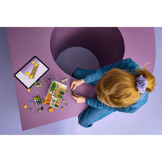 Felülnézeti kép a LEGO Friends Kreatív virágbolt építéséről, LEGO Builder digitális útmutató használatával.