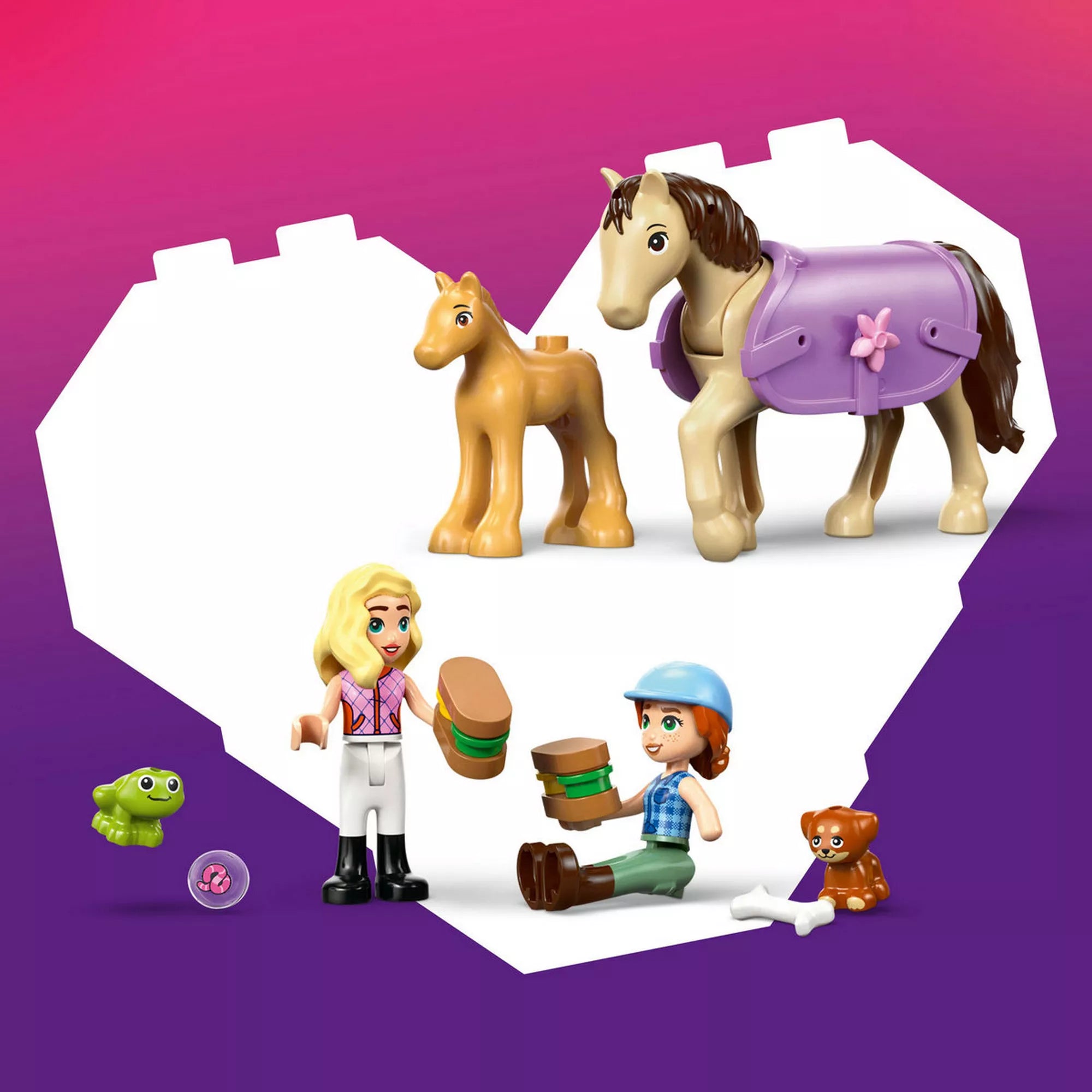LEGO Friends Lószállító utánfutó és csikó (42695) promóképe, amelyen két lófigura, egy csikó, két Friends minifigura és kisállat-kiegészítők láthatók rózsaszín háttér előtt.