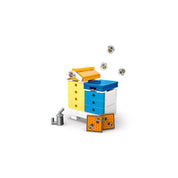 LEGO Friends Méhészek háza és virágoskert 42669 méhkaptár részletei, méhészeti eszközökkel és aranyos méhekkel.