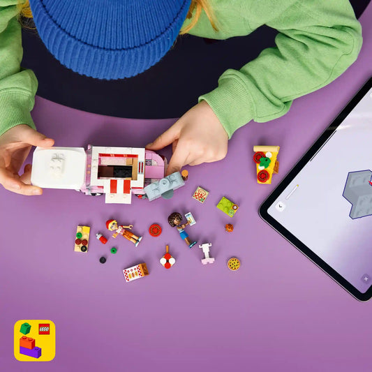 Gyermek építi a LEGO Friends Pizzaárus büfékocsi készletet LEGO Builder digitális útmutató segítségével, szétszedett elemekkel és pizzás kisbusszal.