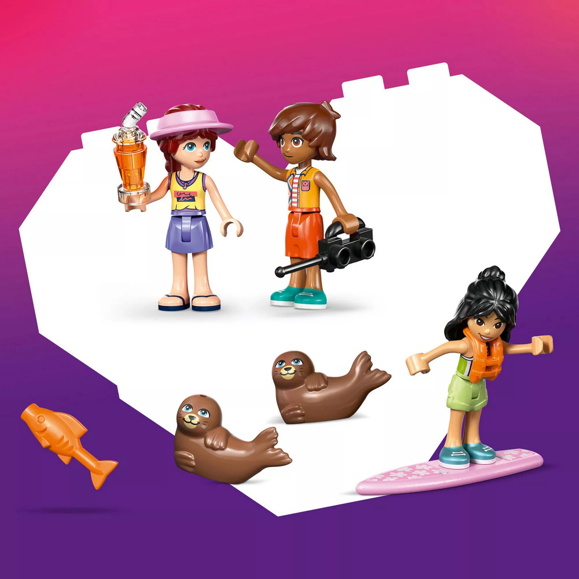 LEGO Friends minibaba figurák és fóka figurák közelről a Fókás tengerparti ház (42699) készletből, kiegészítőkkel és sporteszközökkel