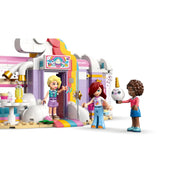 LEGO Friends unikornisos kávézó kültéri asztalos része, figurákkal, édességekkel és italokkal