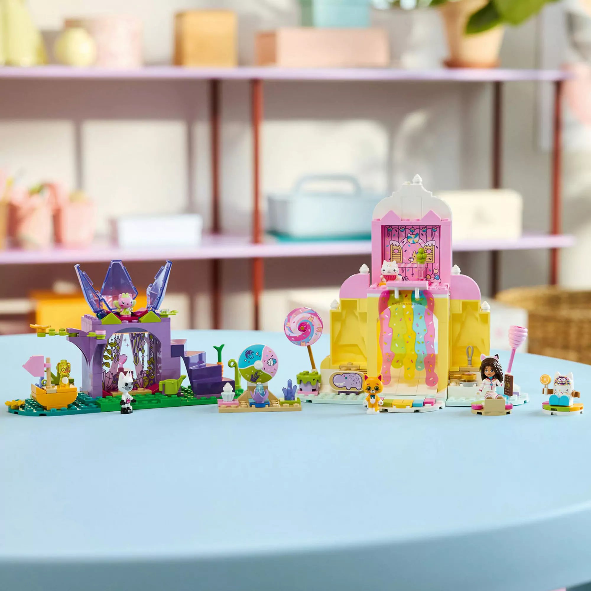 LEGO Gabby babaháza: Cukorkahegy és Cicakert (11205) szett kiállítva, színes építményekkel és Gabby figuráival az asztalon.