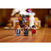 LEGO Harry Potter: A bölcsek köve, gyűjtői kiadás 76466, 1571 darabos – Harry, Ron és Hermione minifigurák közelről, varázspálcákkal.