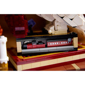 LEGO Harry Potter: A bölcsek köve, gyűjtői kiadás 76466, 1571 darabos – Részletfotó a könyvkupacról, Roxfort Express motívummal.