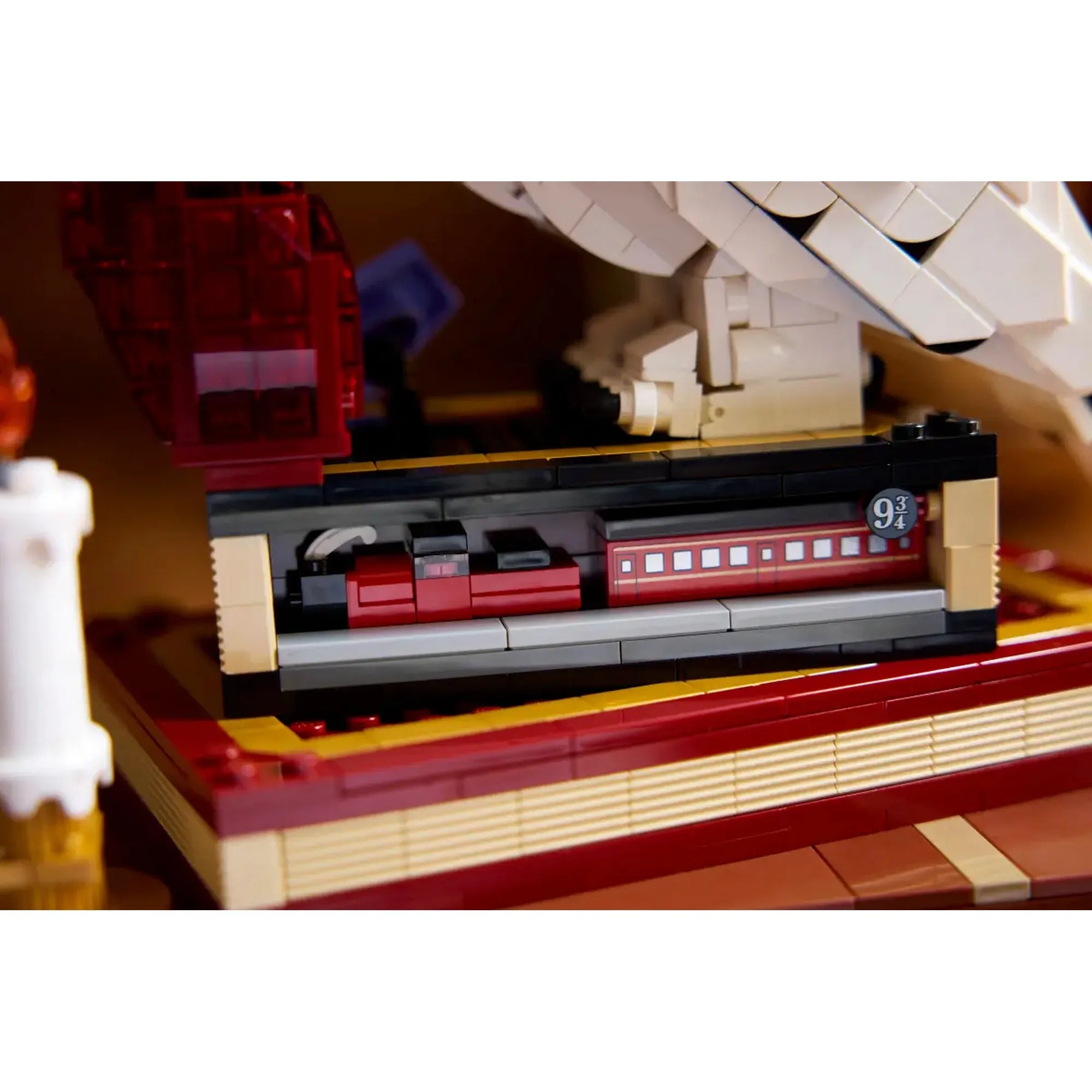 LEGO Harry Potter: A bölcsek köve, gyűjtői kiadás 76466, 1571 darabos – Részletfotó a könyvkupacról, Roxfort Express motívummal.