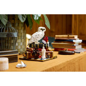 LEGO Harry Potter: A bölcsek köve, gyűjtői kiadás 76466, 1571 darabos – Hangulatos enteriőr fotó, a készlet dekorációként elhelyezve.