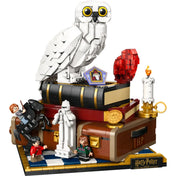 LEGO Harry Potter: A bölcsek köve, gyűjtői kiadás 76466, 1571 darabos – Hedwig bagoly könyvkupacon, minifigurákkal és varázslatos részletekkel.