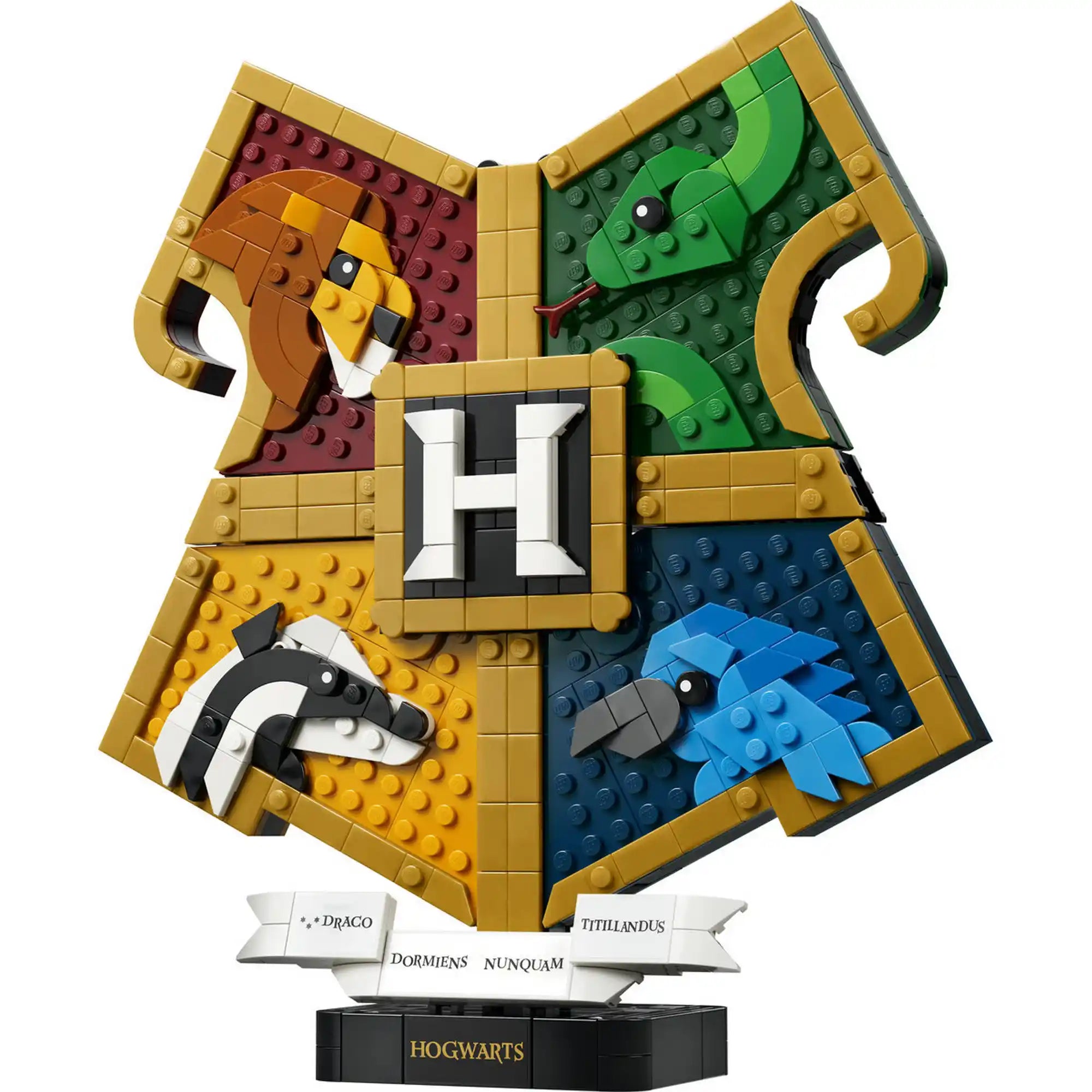 LEGO Harry Potter: A Roxfort címere 76462, 545 darabos készlet termékfotója a teljes Roxfort-címerrel, a házak állatszimbólumaival és a Hogwarts feliratú talapzattal.