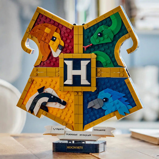 LEGO Harry Potter: A Roxfort címere 76462, 545 darabos készlet megépített Roxfort-címerrel, a négy ház jelképeivel – Griffendél, Mardekár, Hugrabug és Hollóhát –, kiállítható talapzaton.