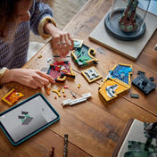 LEGO Harry Potter: A Roxfort címere 76462, 545 darabos készlet építési folyamata, szétszedett címerpanelekkel, digitális építési útmutatóval és részletes LEGO elemekkel.