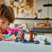 Gyermek játszik a LEGO Harry Potter Tiltott Rengeteg jelenettel, miközben Harry Potter a szarvas patrónus segítségével szembeszáll a dementorokkal.