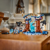 A megépített LEGO Harry Potter Tiltott Rengeteg jelenet kiállítva egy asztalon, világító kék szarvas patrónussal és két dementor figurával.