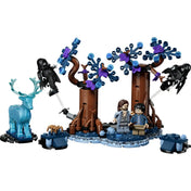 Közeli kép a LEGO Harry Potter Tiltott Rengeteg: Expecto Patronum modellről, Harry Potter, Sirius Black, két dementor és a kék szarvas patrónus figuráival.