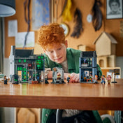 LEGO Harry Potter A Zsebpiszok köz varázslóboltjai 76471 játék közben, gyermekkel és részletes üzletbelsőkkel.