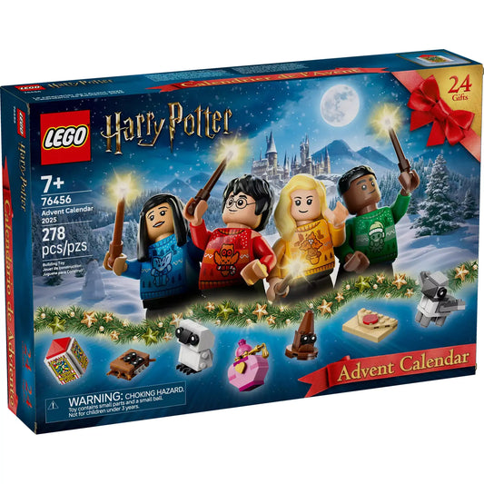 LEGO Harry Potter Adventi naptár 2025 (76456) doboz előlnézetben, téli Roxfort háttérrel, 4 minifigurával ünnepi pulóverben, varázspálcával és miniépítményekkel.