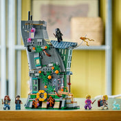 LEGO Harry Potter Luna Lovegood háza (76467) – a teljesen megépített ház minifigurákkal, polcon elhelyezve.