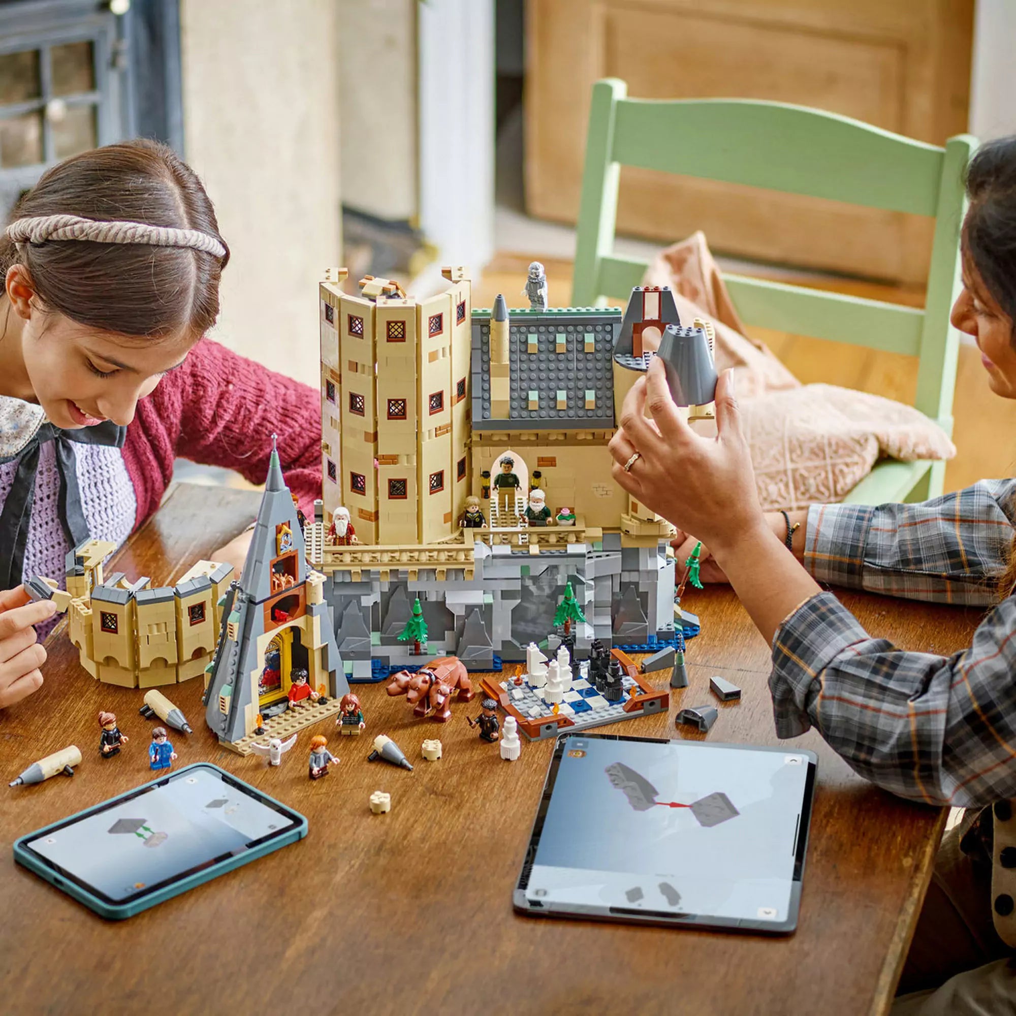 LEGO Harry Potter: Roxfort kastély – A központi torony (76454) építés közben, gyerekek felfedezik a varázslatos funkciókat.