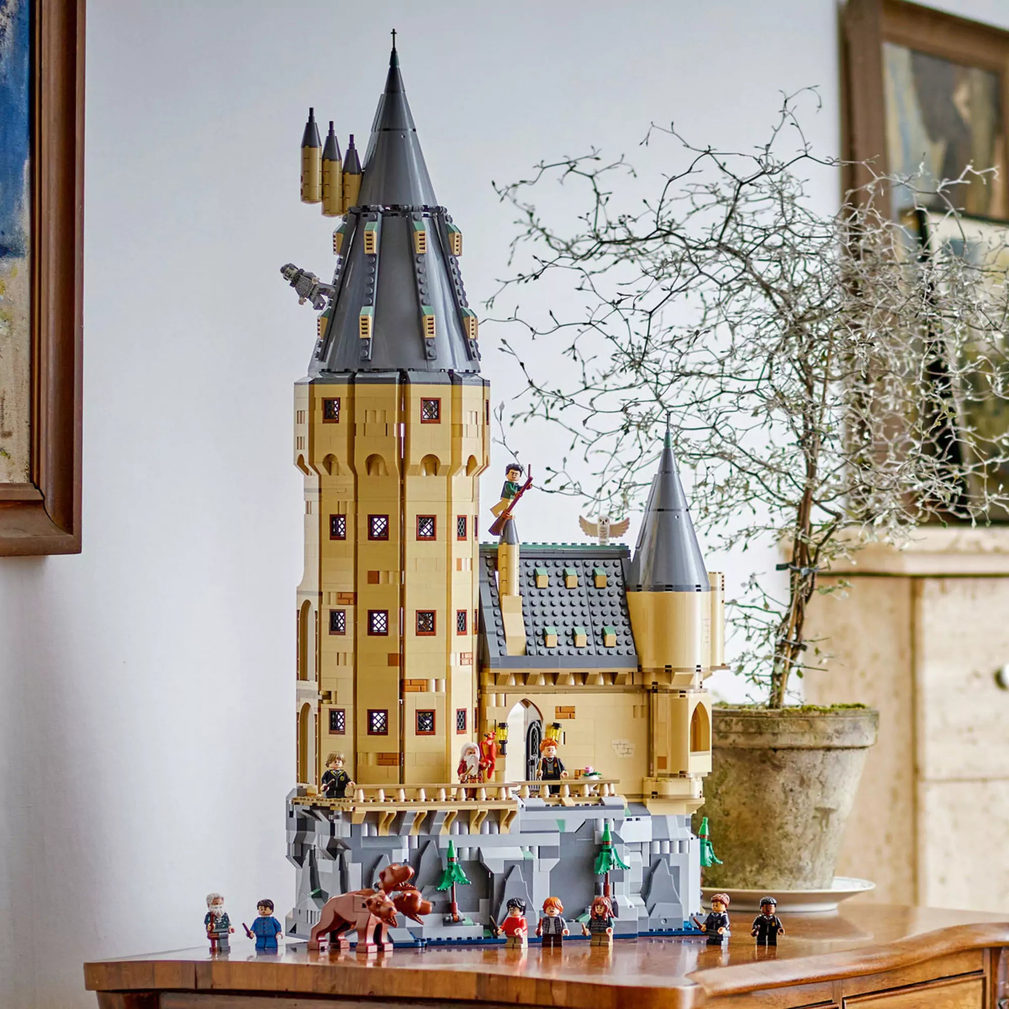 LEGO Harry Potter: Roxfort kastély – A központi torony (76454) teljes megépített kastély szobai kiállításon.