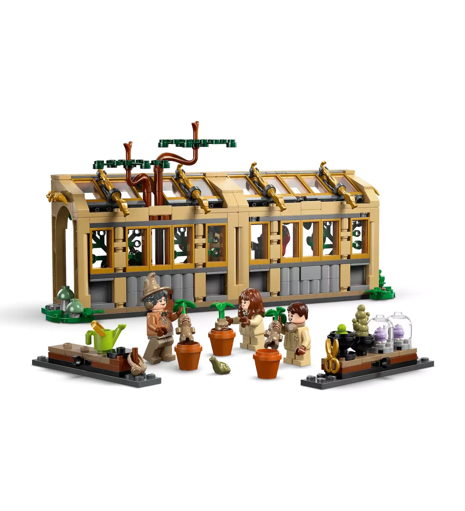 LEGO Harry Potter Roxfort kastély: Gyógynövénytanóra 76445 teljes készlet minifigurákkal, mandragórákkal és üvegházzal fehér háttér előtt.
