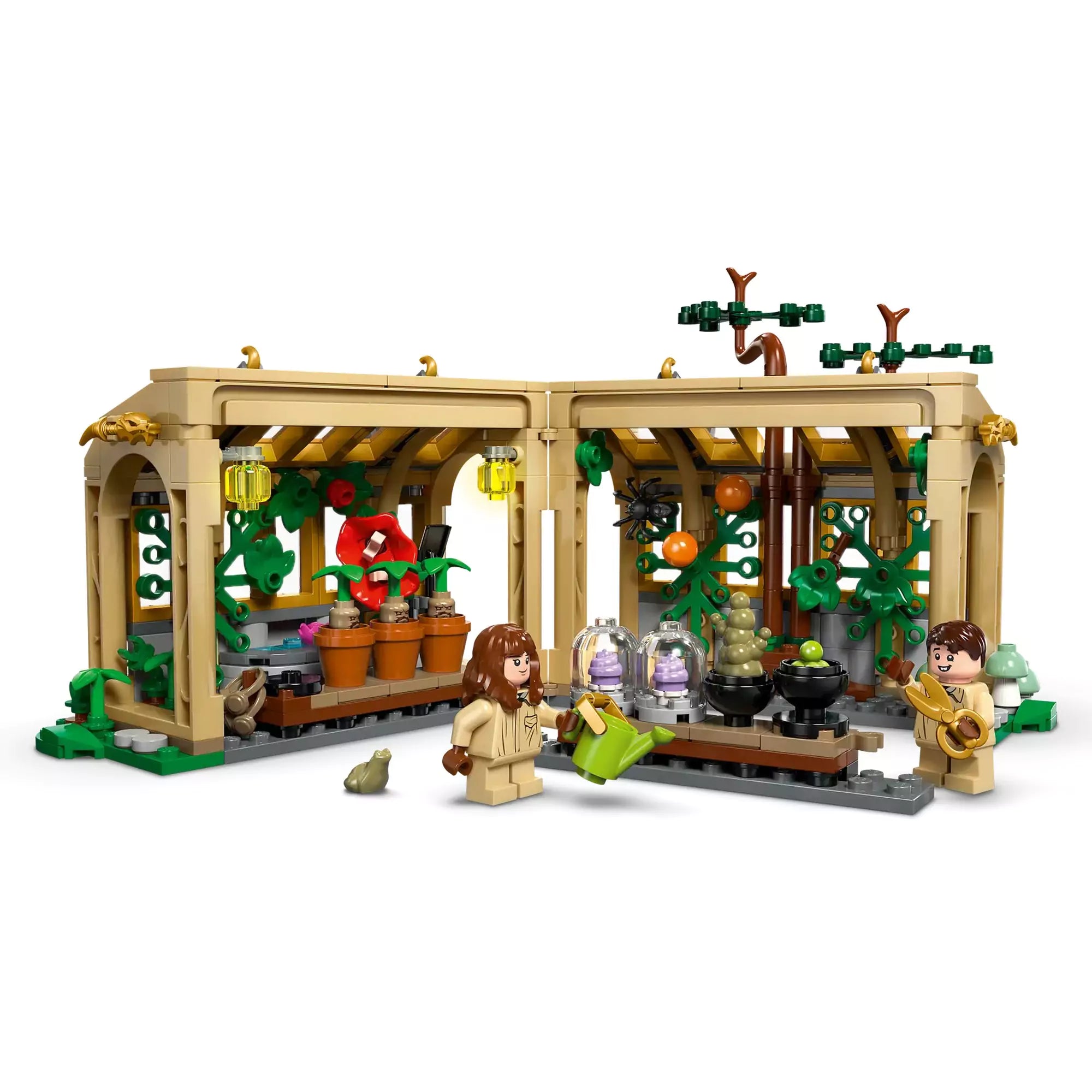 LEGO Harry Potter Roxfort kastély: Gyógynövénytanóra 76445 nyitott üvegház belső térrel, virágcserepekkel és tantermi részletekkel.