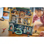 LEGO Harry Potter Roxfort kastély Keleti szárny 76473 hátoldali belső részletekkel, könyvtárral, lépcsőkkel, figurákkal és baziliszkusszal.