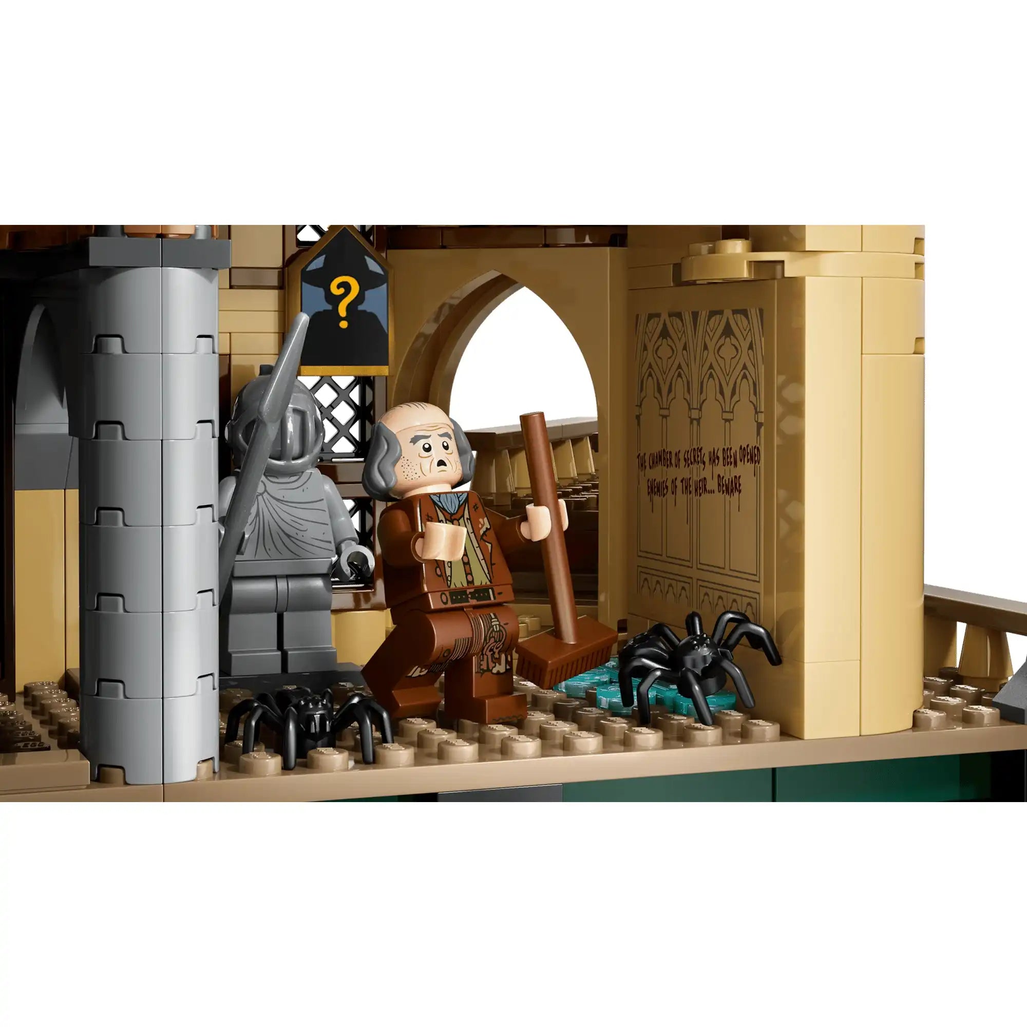 LEGO Harry Potter 76473 belső jelenet Argus Frics minifigurával, páncélos szoborral, pókokkal és titokzatos Roxfort portréval.