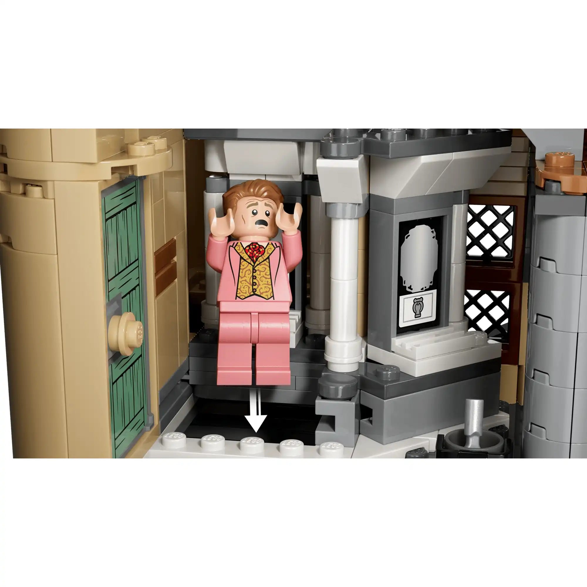 LEGO Harry Potter Roxfort kastély Keleti szárny 76473 részlet Harry Potter minifigurával, aki a mosdóból a Titkok Kamrájába csúszik.
