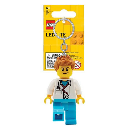 LEGO Iconic LED kulcstartó férfi orvos minifigurával. A figurán fehér orvosi köpeny, sztetoszkóp és világoskék nadrág látható. A lábakban LED fény található, a mellkason lévő gombbal aktiválható. Ideális kulcstartó vagy táskadísz LEGO-rajongóknak.