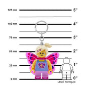A LEGO LEDLITE Pillangólány kulcstartó méretaránya milliméterben és hüvelykben feltüntetve, világos rózsaszín szárnyú minifigurával és kulcskarikával.