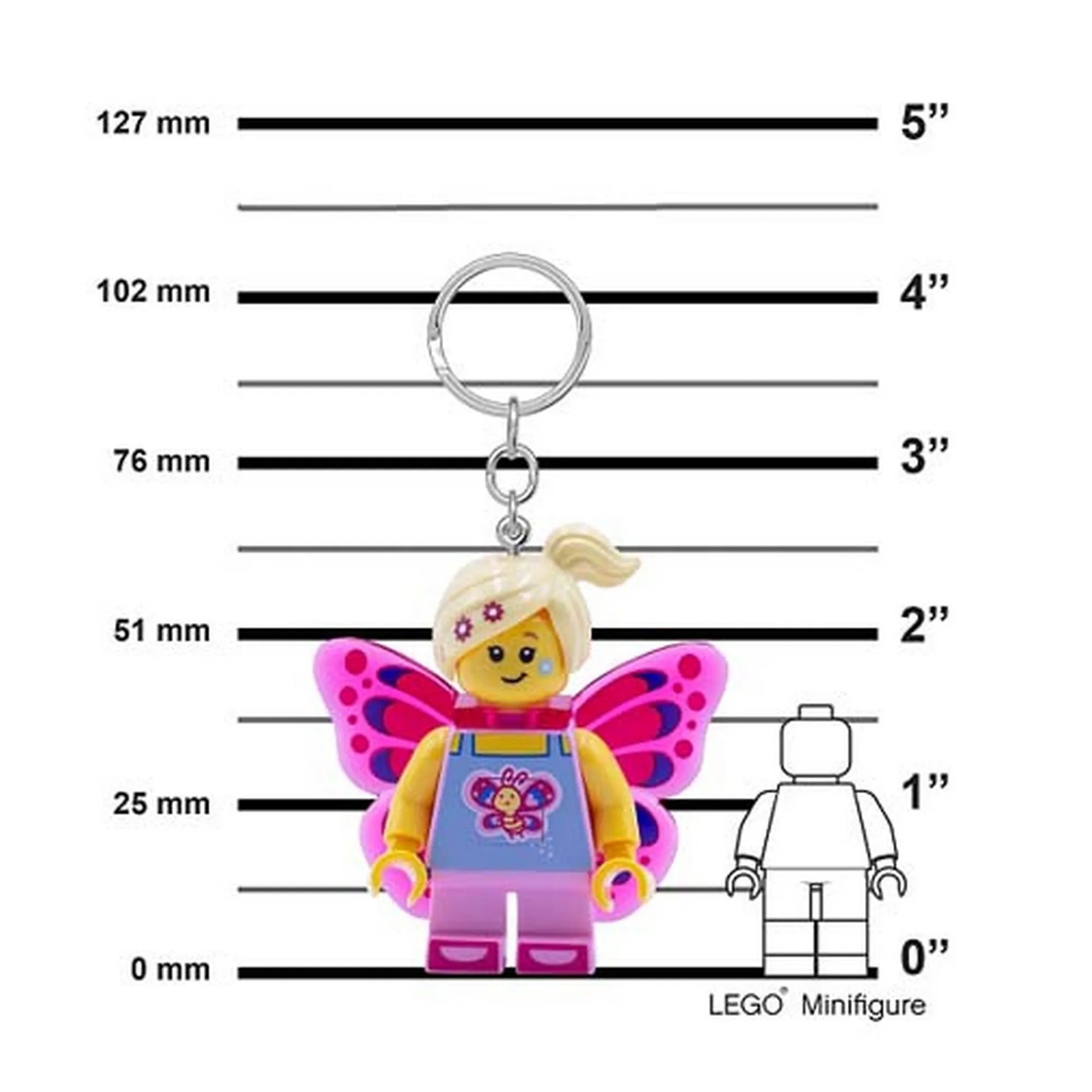 A LEGO LEDLITE Pillangólány kulcstartó méretaránya milliméterben és hüvelykben feltüntetve, világos rózsaszín szárnyú minifigurával és kulcskarikával.